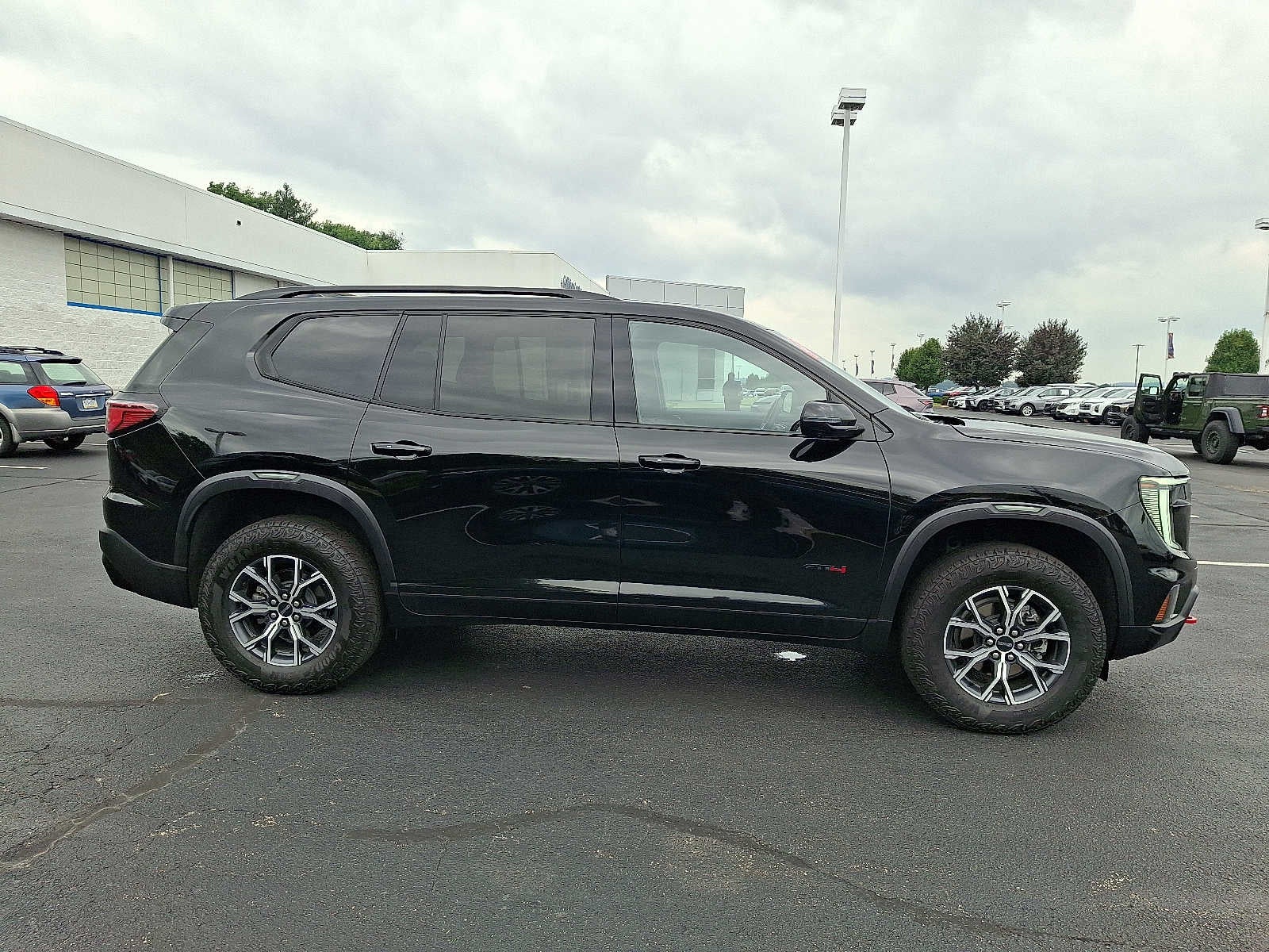 2025 GMC Acadia AT4