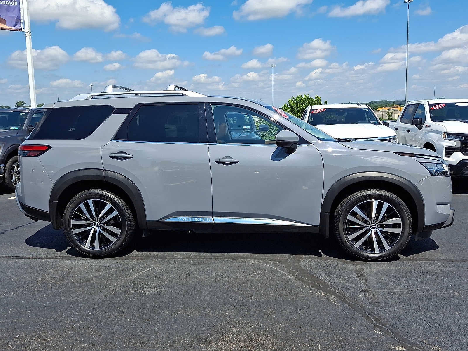 2023 Nissan Pathfinder Platinum