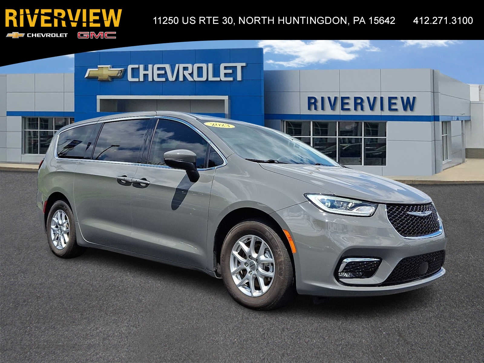 2023 Chrysler Pacifica Touring L's photo